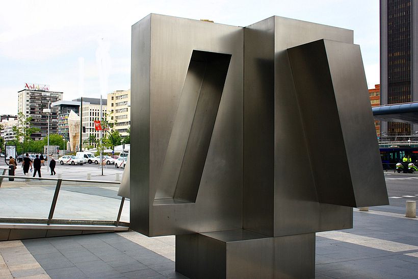 Esculturas corporativas: identidad tridimensional 48