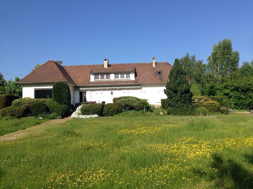 estanque artificial implantado en foto de una casa real 1