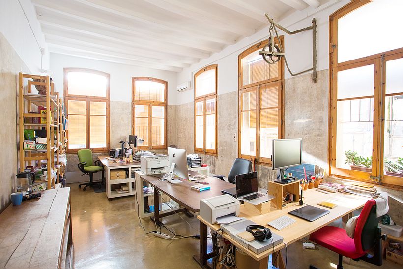 Mesa libre en estudio compartido (Barcelona - Borne) 1