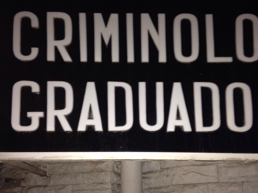 necesito ayuda...QUE TIPOGRAFÍA ES?? he buscado en whathefont y en otros..y no aparece nada. Gracias. 0