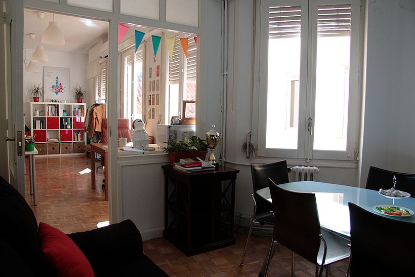 2 puestos de trabajo en bonita y luminosa oficina en Chueca. 170€/puesto 2
