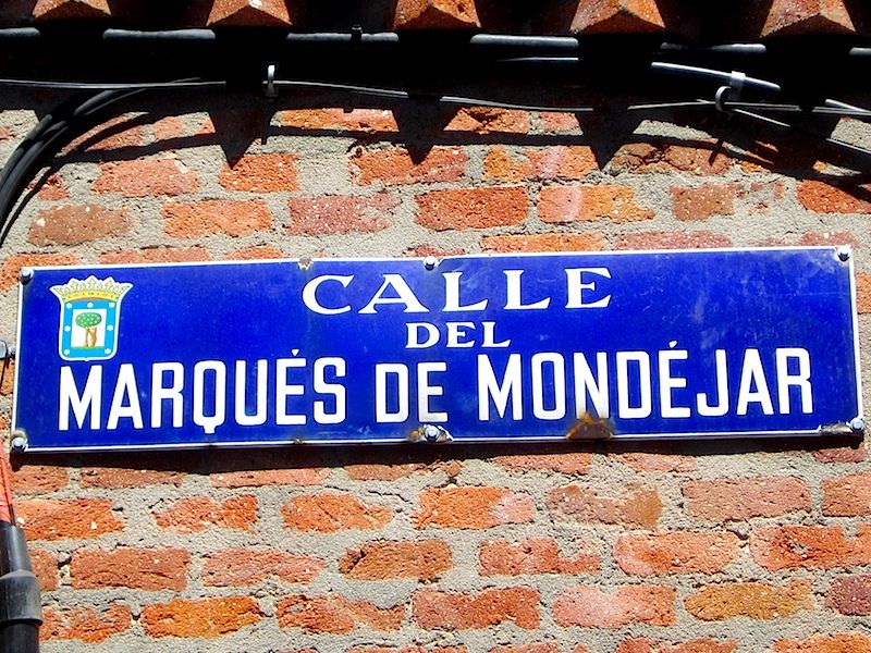Necesito saber qué tipo de letra tiene esta calle de Madrid.  1