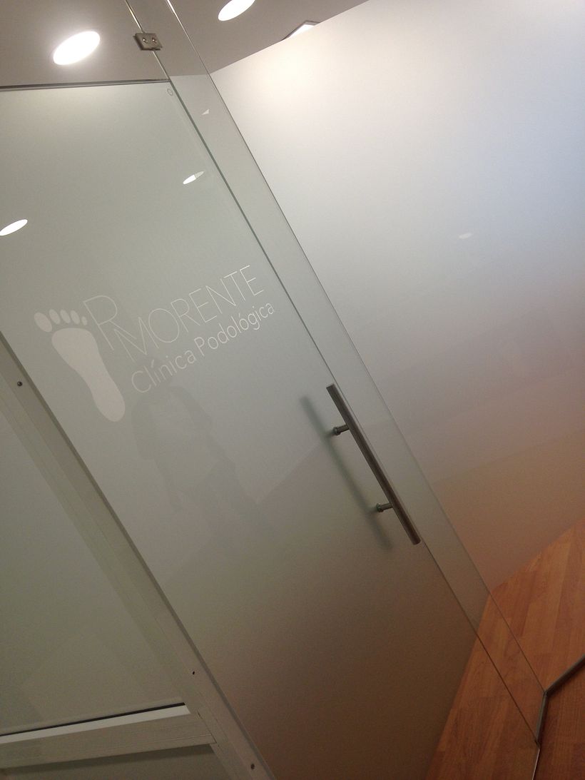 Clínica Rmorente | Identidad, papelería y fotografía 6