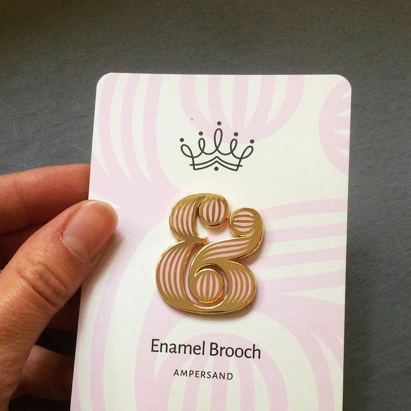 15 diseñadores que se suman a la moda de los pins 8