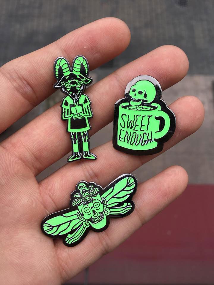 15 diseñadores que se suman a la moda de los pins 20