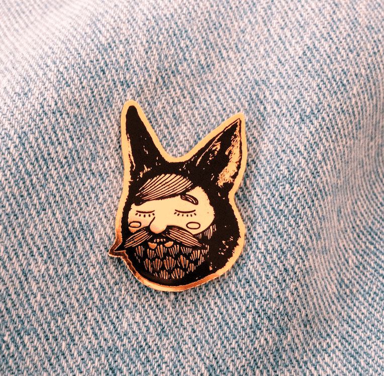 15 diseñadores que se suman a la moda de los pins 22