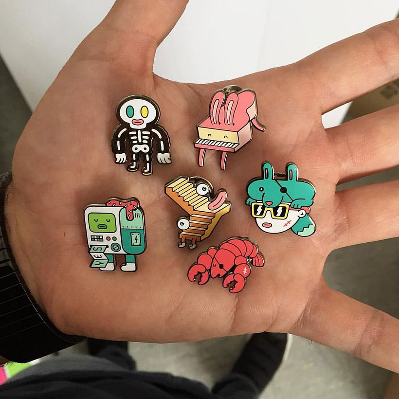 15 diseñadores que se suman a la moda de los pins 30