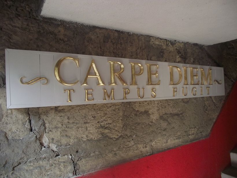 Carpe Diem, diseño y fabricación de letras con acabado chapa de oro 0