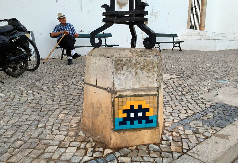 Invader es el primer artista urbano en conquistar el espacio 10