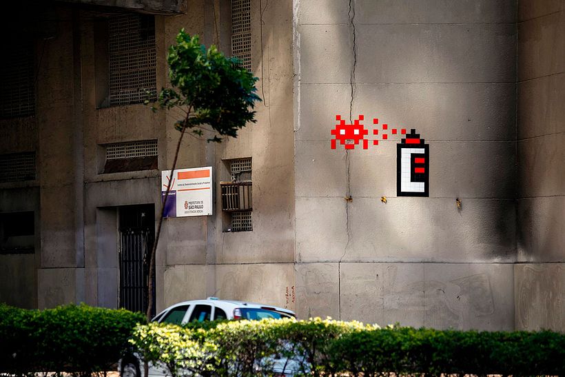 Invader es el primer artista urbano en conquistar el espacio 12