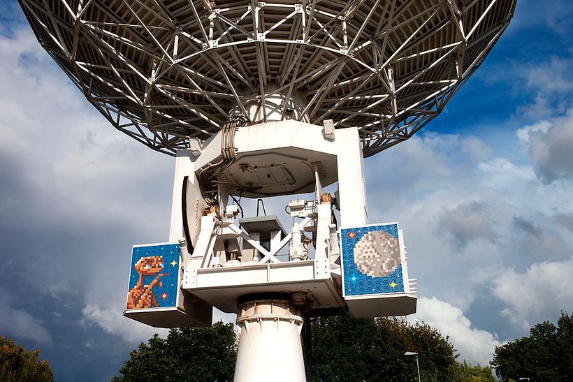 Invader es el primer artista urbano en conquistar el espacio 8