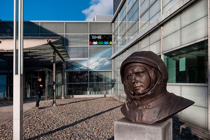 Invader es el primer artista urbano en conquistar el espacio 9