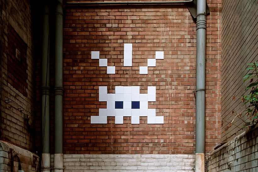 Invader es el primer artista urbano en conquistar el espacio 14