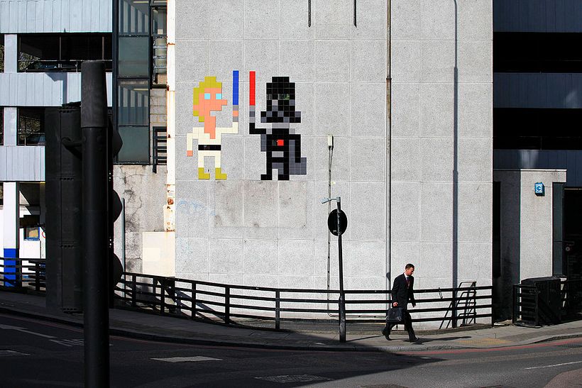 Invader es el primer artista urbano en conquistar el espacio 15