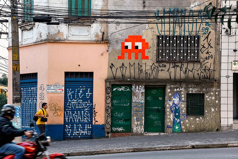 Invader es el primer artista urbano en conquistar el espacio 18