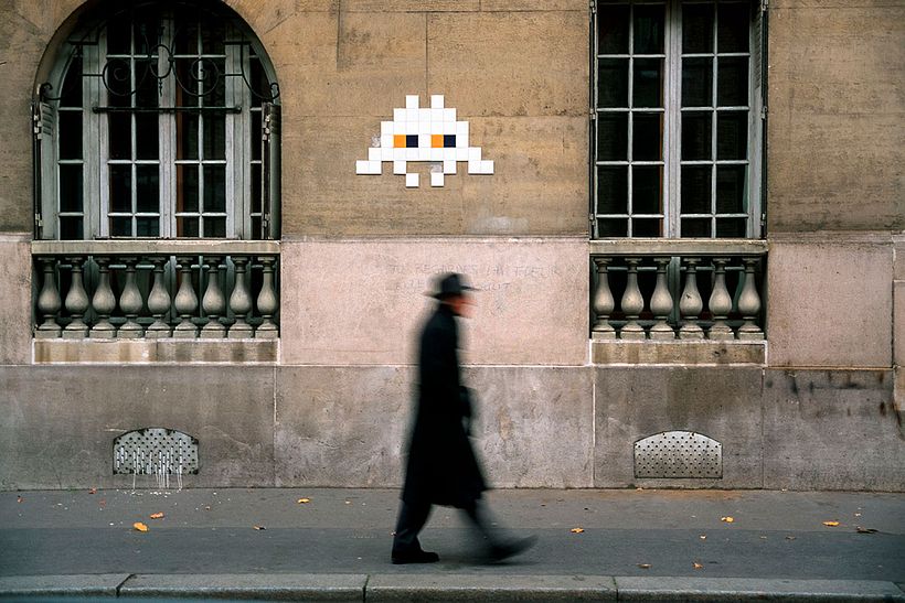 Invader es el primer artista urbano en conquistar el espacio 19