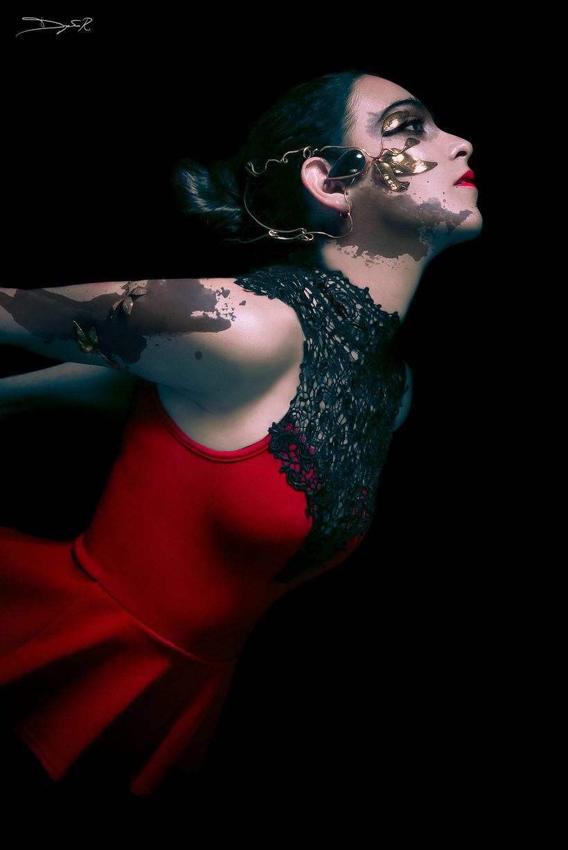 Perfil femenino en luz neón - Fotografía