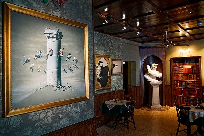 El nuevo hotel de Banksy tiene "las peores vistas del mundo" 7