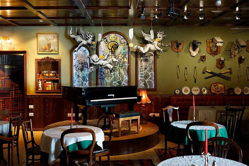 El nuevo hotel de Banksy tiene "las peores vistas del mundo" 10