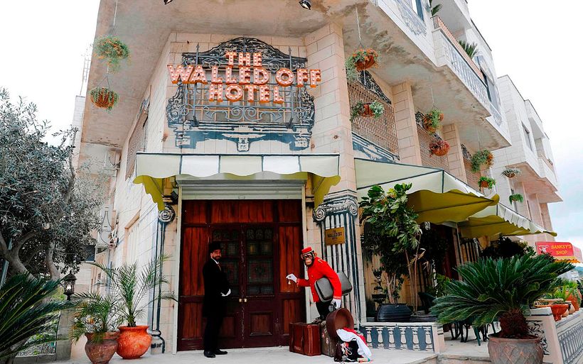 El nuevo hotel de Banksy tiene "las peores vistas del mundo" 11