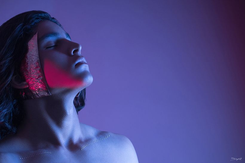 Perfil femenino en luz neón - Fotografía