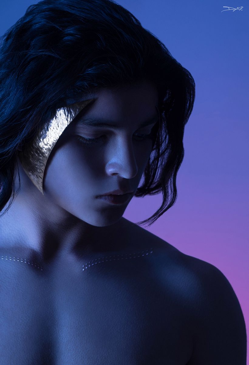 Perfil femenino en luz neón - Fotografía