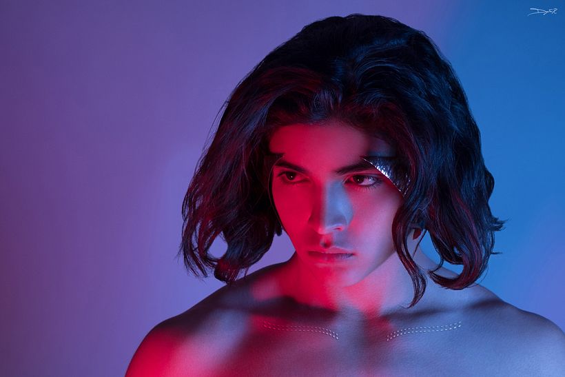 Perfil femenino en luz neón - Fotografía