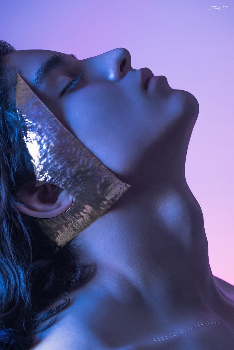 Perfil femenino en luz neón - Fotografía