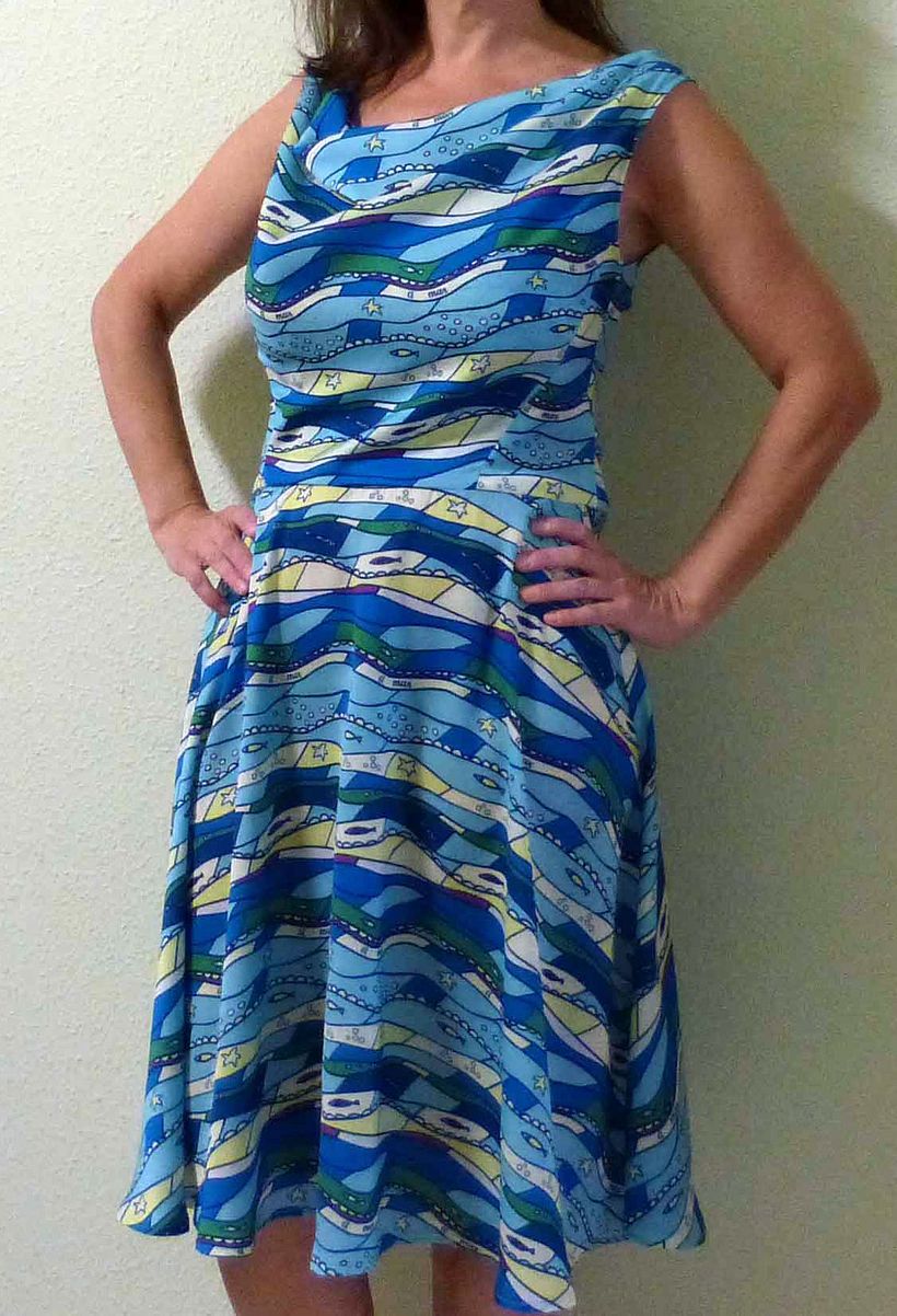Vestido de inspiración marina, muy fresquito para el verano.