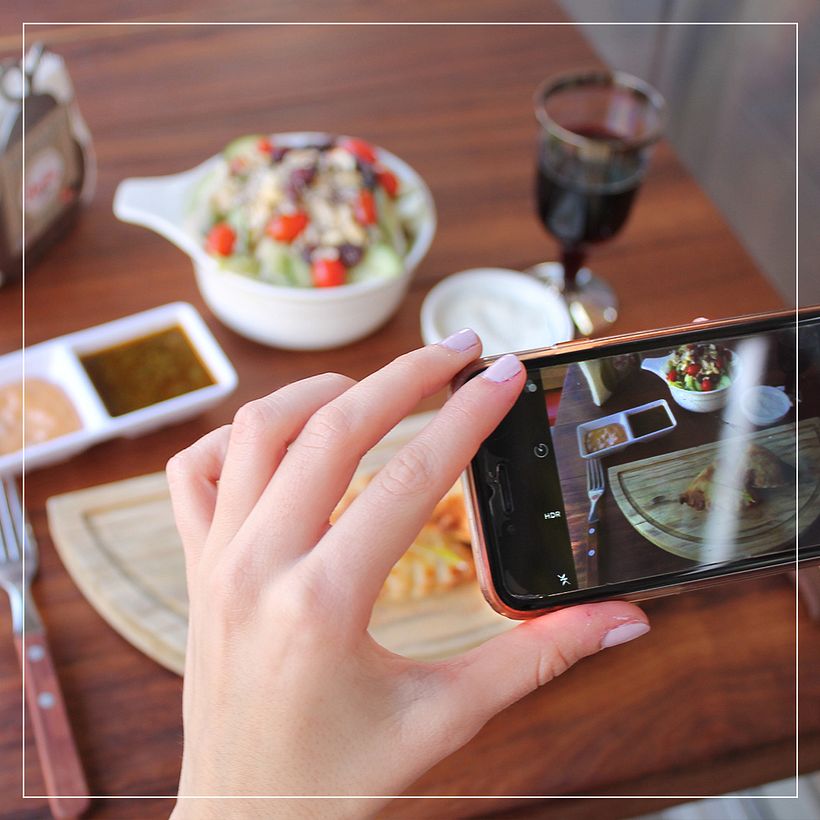 Mi proyecto se basó en impulsar una tienda de empanadas la cual no tenía nada de presencia en las redes sociales, por lo que se comenzó desde cero y se realizó una sesión de fotografías en las que mostramos el producto y la interacción con el usuario.  0