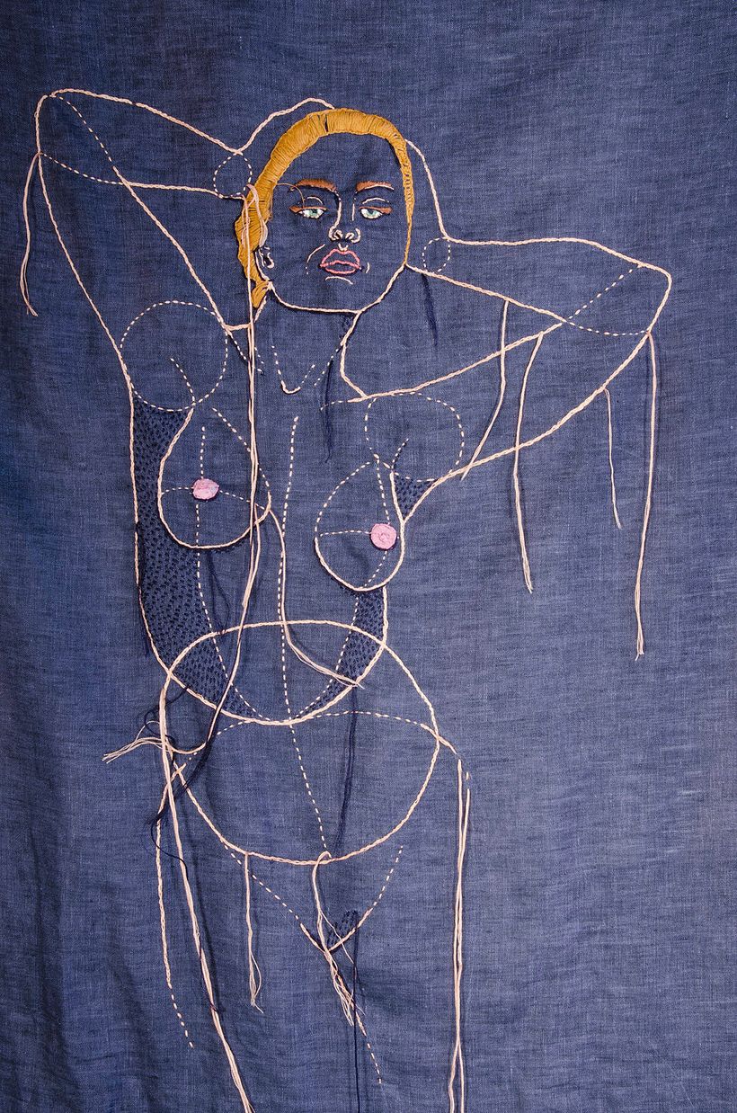 Anatomía femenina bordada con hilo y aguja 10