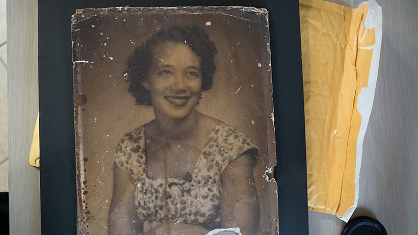 Estudiantes restauran fotografías arruinadas por el huracán Harvey 1
