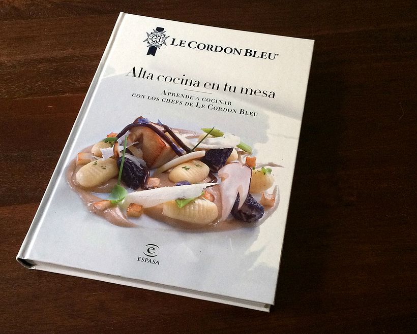 Diseño de portada para el libro Alta cocina en tu mesa, para la editorial Espasa del grupo Planeta.
