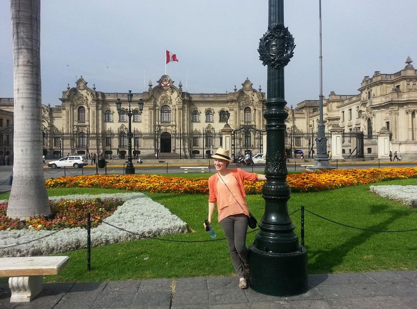 Perro peruano en plaza de armas de Lima, Peru  1
