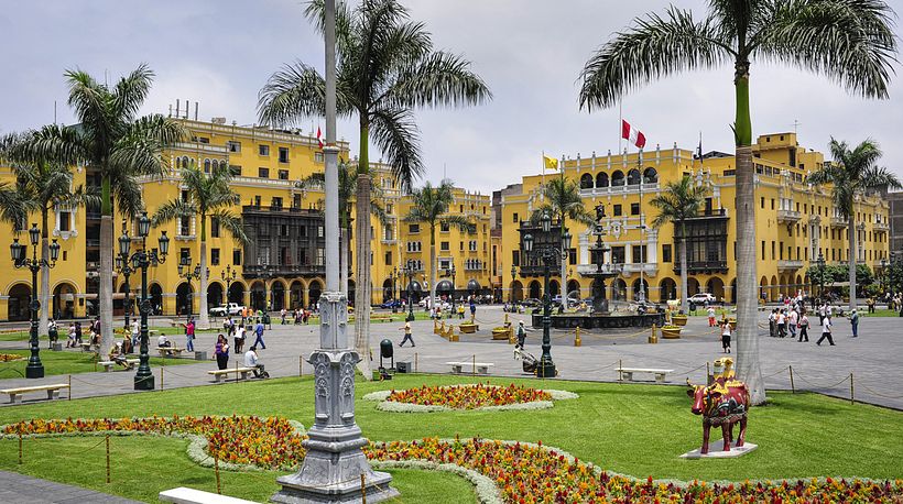 Perro peruano en plaza de armas de Lima, Peru  1