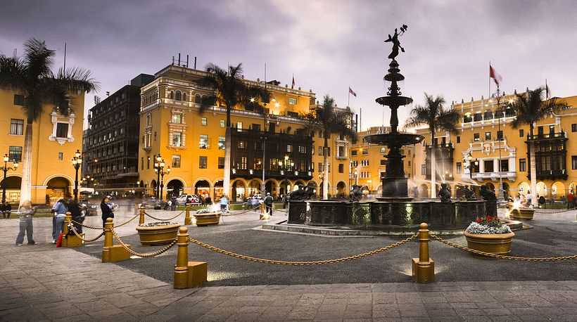 Perro peruano en plaza de armas de Lima, Peru  2