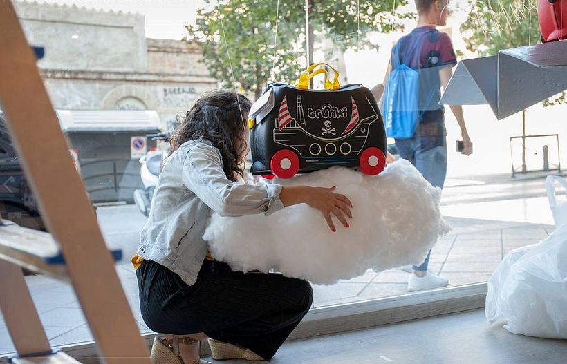 Instalación artística en un escaparate en Granada -1