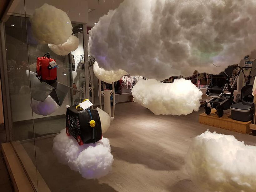 Instalación artística en un escaparate en Granada 1