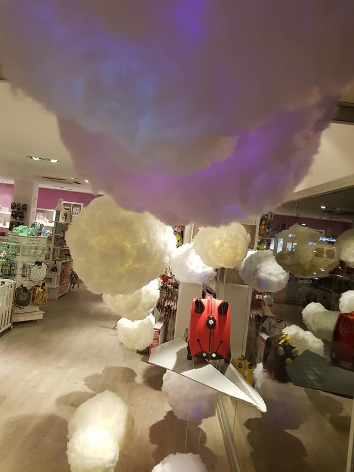 Instalación artística en un escaparate en Granada 3