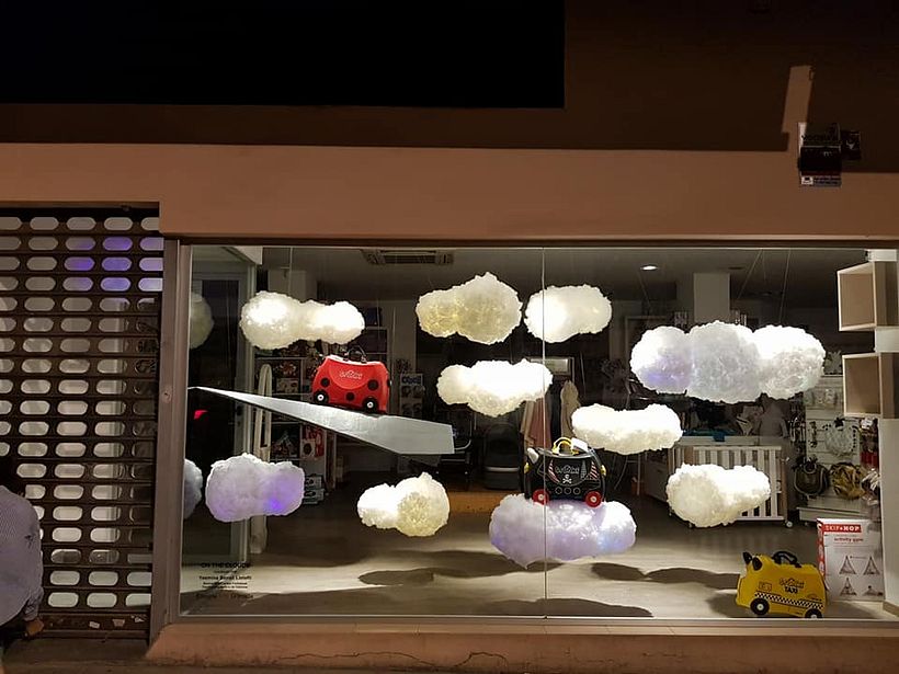 Instalación artística en un escaparate en Granada 4