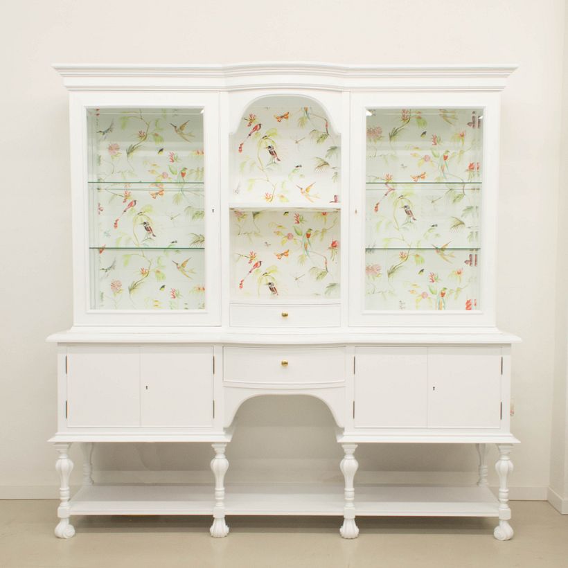 Alacena pintada en blanco y con el fondo empapelado