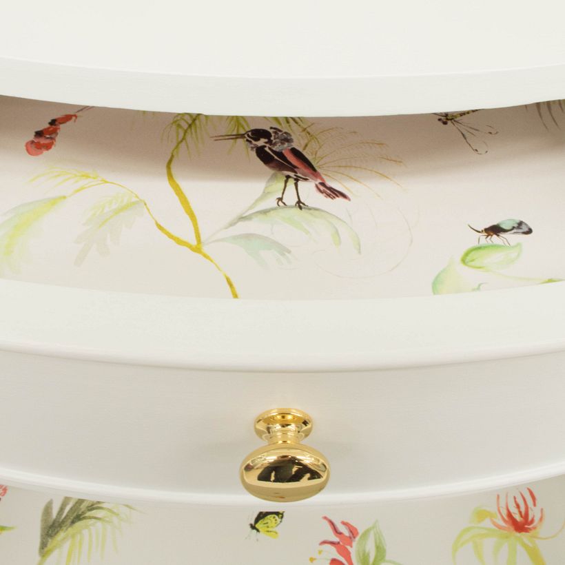 Interior de los cajones de la alacena también empapelados