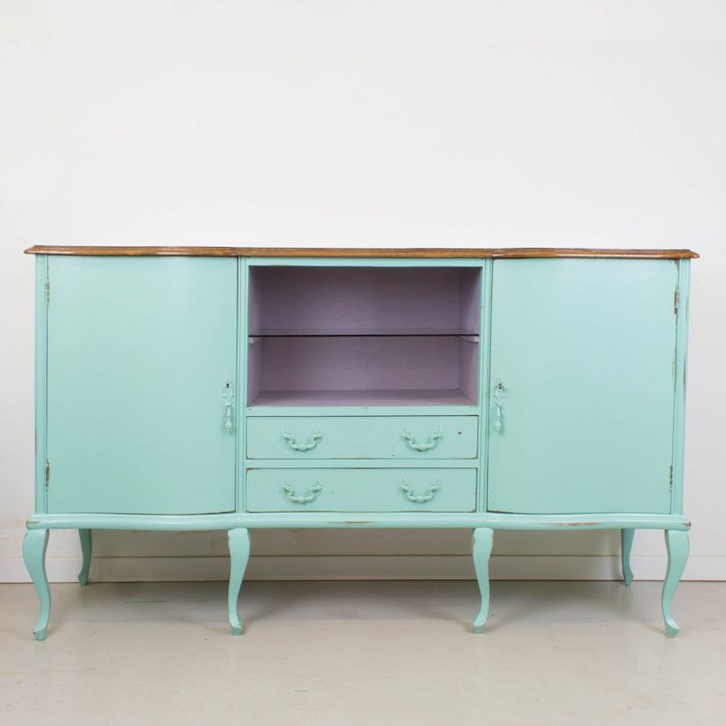 Aparador antiguo restaurado en verde mint y violeta, con acabado decapé