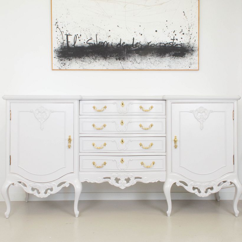 Elegante aparador pintado en un suave gris piedra