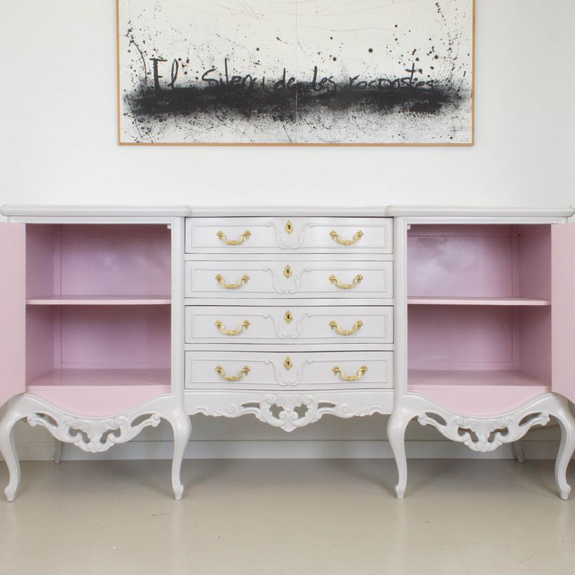 Interior del aparador, pintado en rosa