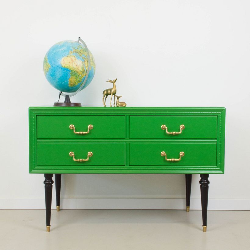 Elegante cómoda de los años 40 pintada en verde bosque, con patas pintadas en negro