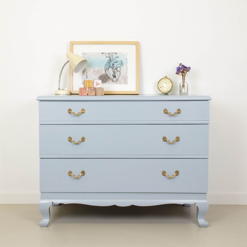 Cómoda antigua, años 50, restaurada y pintada en gris perla