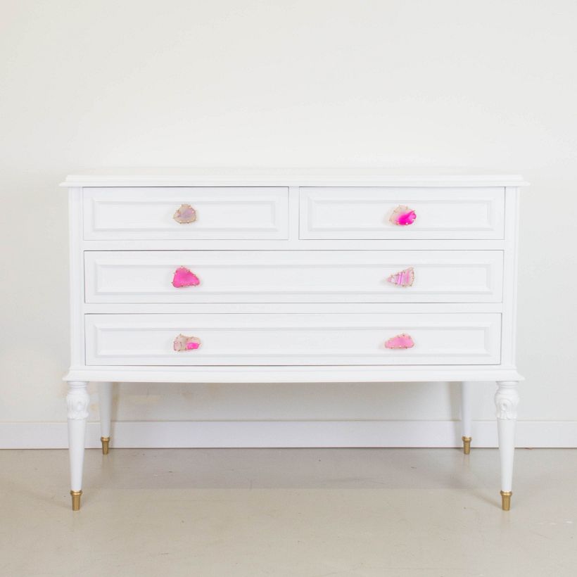 Cómoda antigua, años 40, pintada en blanco, con la base de las patas en dorado, y tiradores de piedra