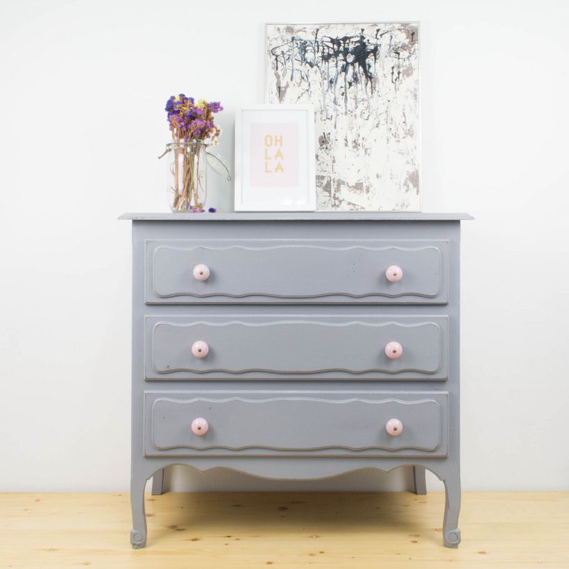 Cómoda francesa antigua, de estilo rústico, pintada en gris y acabado decapé