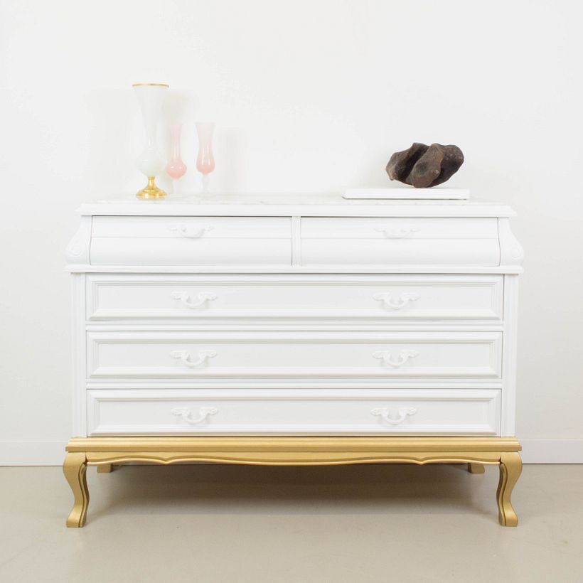 Cómoda antigua, años 50, pintada de blanco con patas doradas